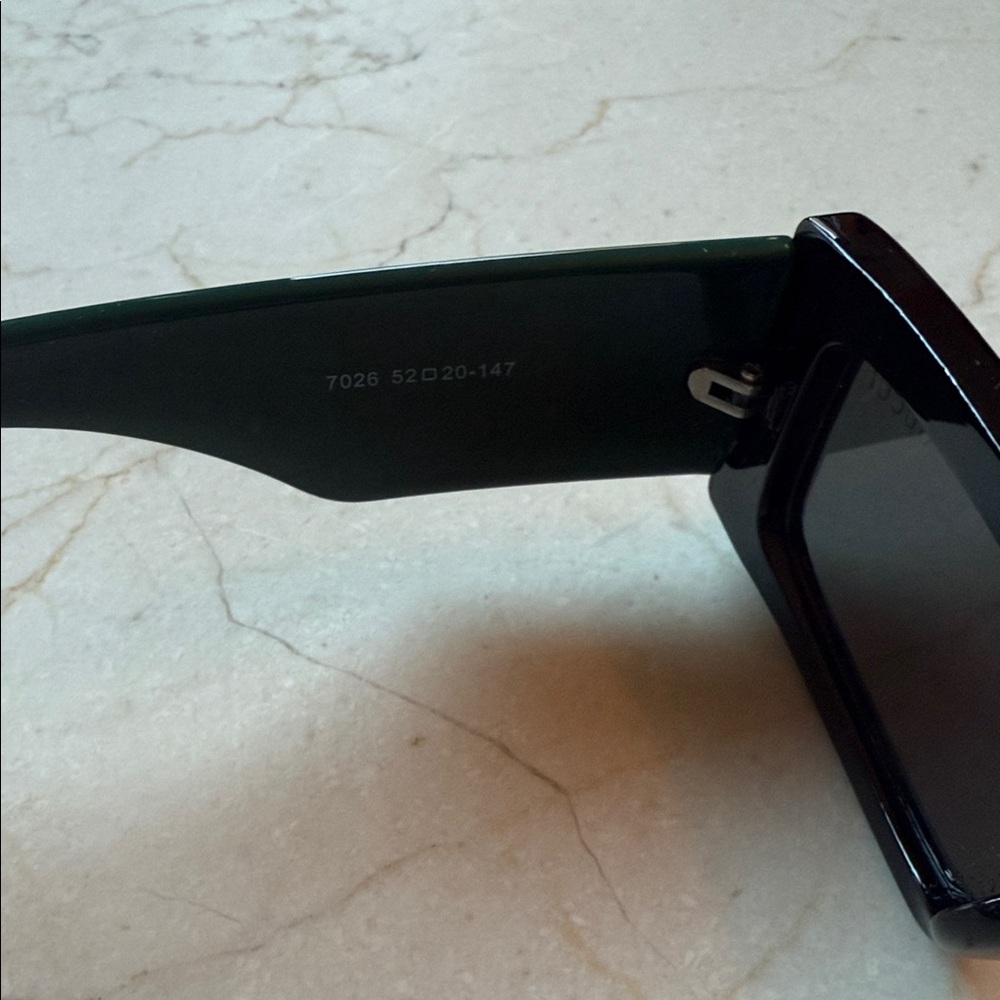 Gucci Black and Gold Sunglasses - Picture 4 of 6